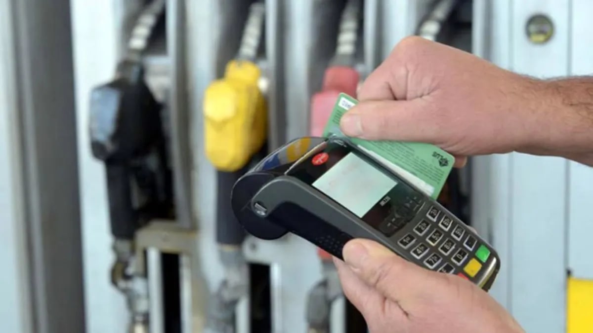 El poder de compra de los salarios se contrae frente a la nafta: se adquieren diez tanques menos que en 2023