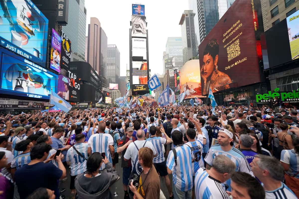 Más de 10.000 hinchas argentinos se juntaron en Times Square antes de la final del Mundial 2026