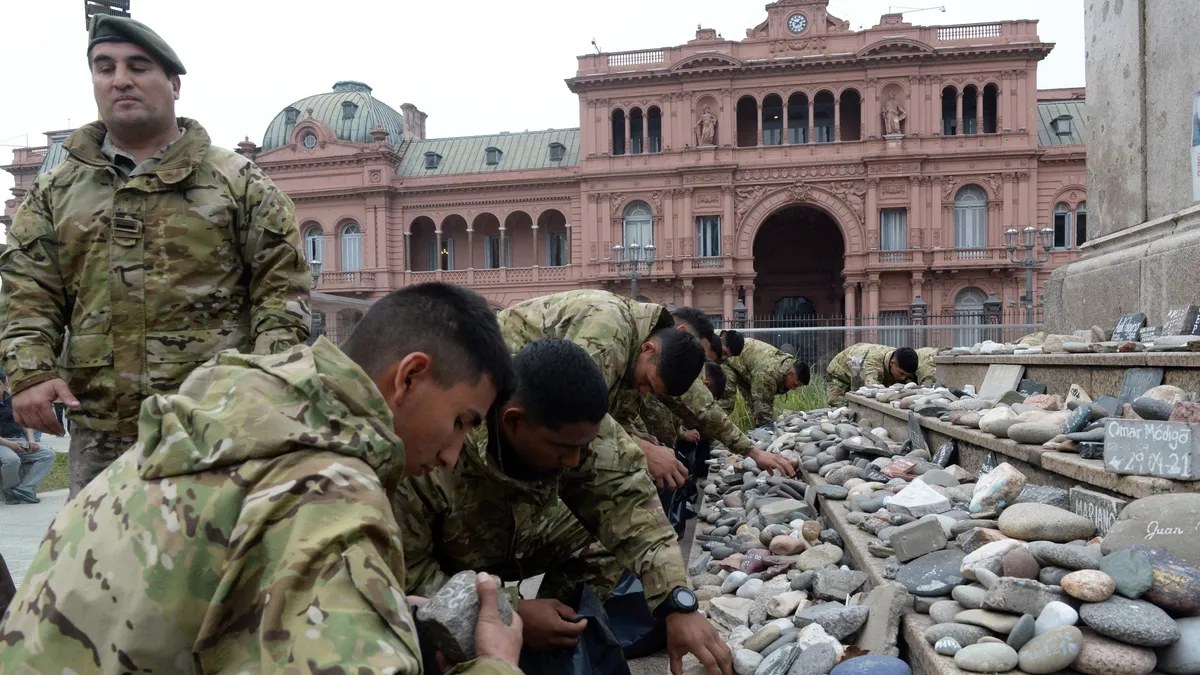El Gobierno decidió retirar las piedras del memorial por las víctimas del COVID-19