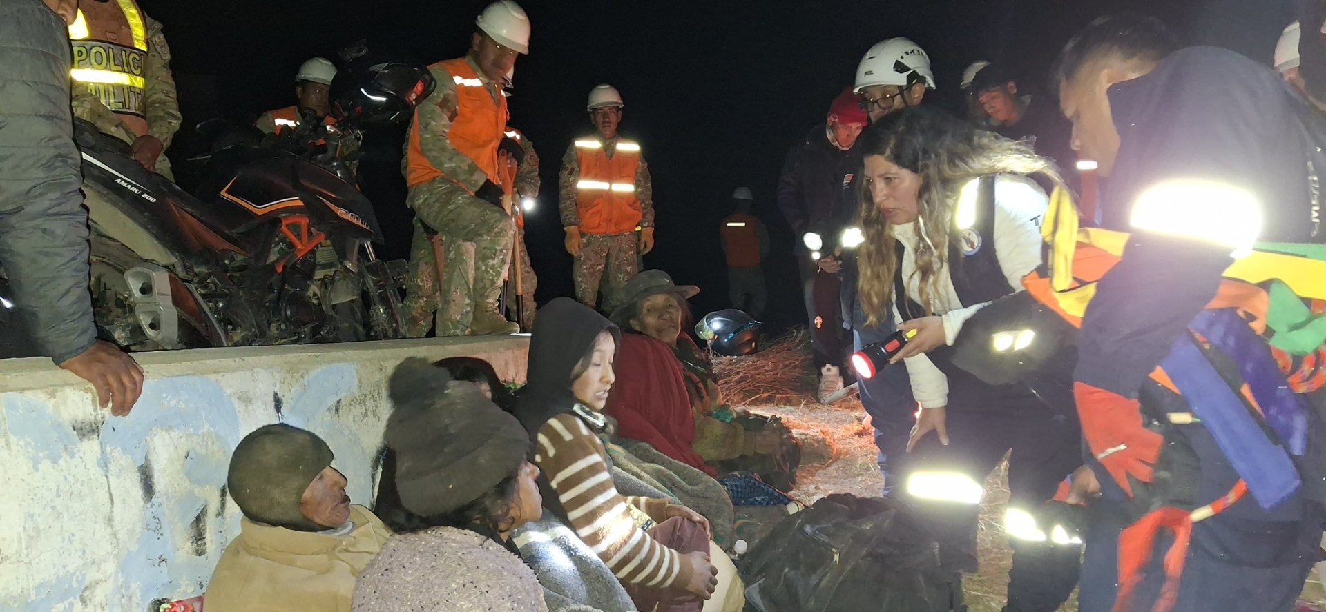 Un movimiento telúrico provocó derrumbes, varios muertos y decenas de heridos