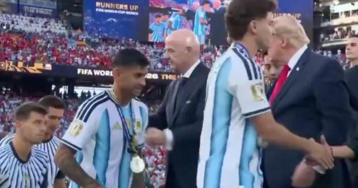 Cuti Romero y Lisandro Martínez ignoraron a Donald Trump en la entrega de medallas