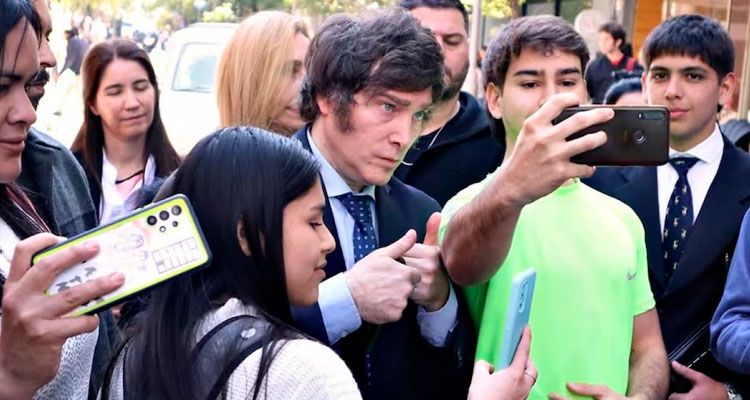 Jóvenes y jubilados sostienen el respaldo a Milei pese al deterioro de su situación económica