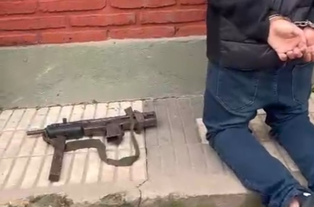 Atraparon a un menor con un arma de guerra y lo dejaron ir a su casa