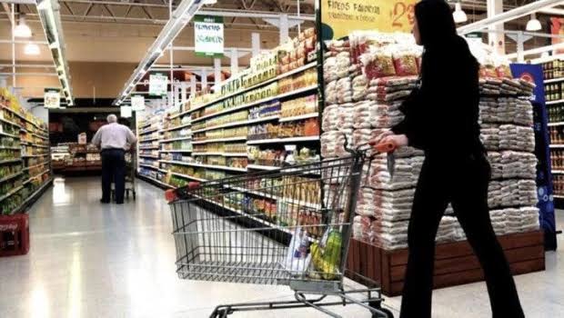El consumo masivo volvió a caer en junio: bajó 2,7% interanual y acumula un retroceso de 2,9% en el primer semestre