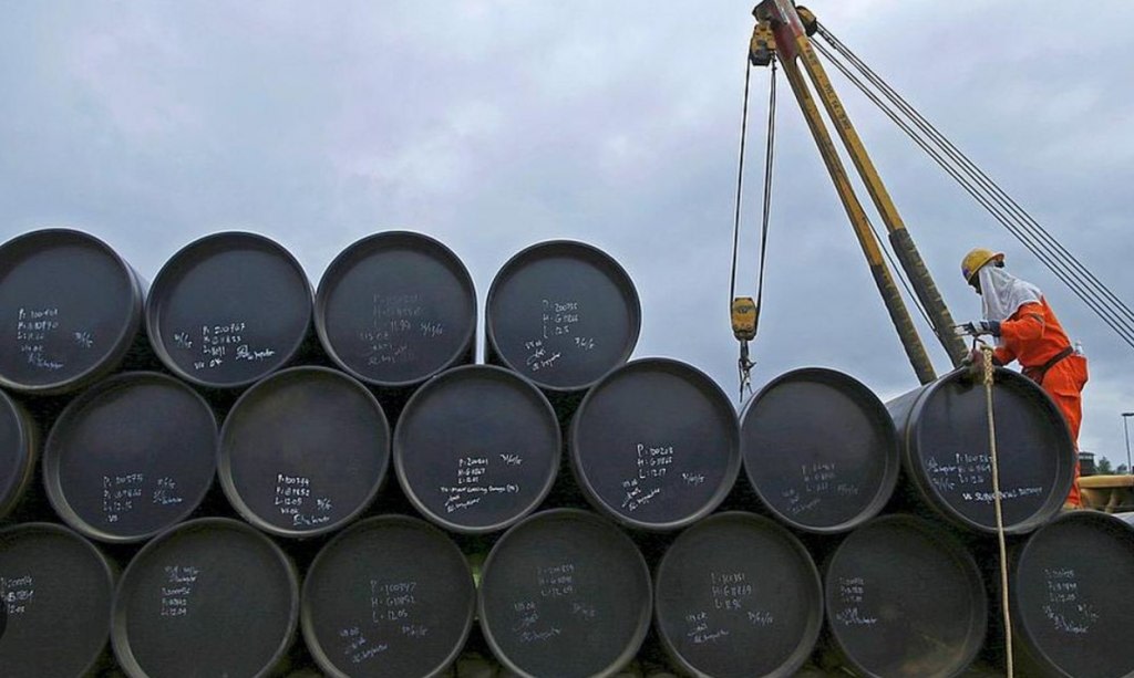 El petróleo supera los US$100 por barril por la escalada entre Estados Unidos e Irán y la tensión en rutas marítimas estratégicas