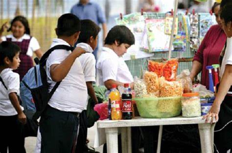 La Capital prohíbe la publicidad de alimentos no saludables en las escuelas y prevé multas económicas 