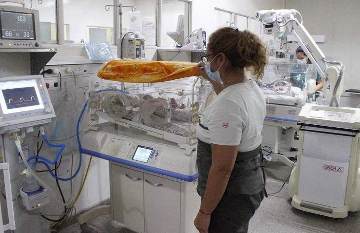 Equipos de dos hospitales realizaron una histórica intervención cardíaca a un recién nacido de seis días