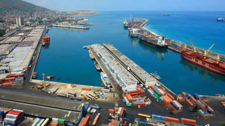 El puerto de La Guaira retomó sus operaciones logísticas a casi un mes de los devastadores terremotos