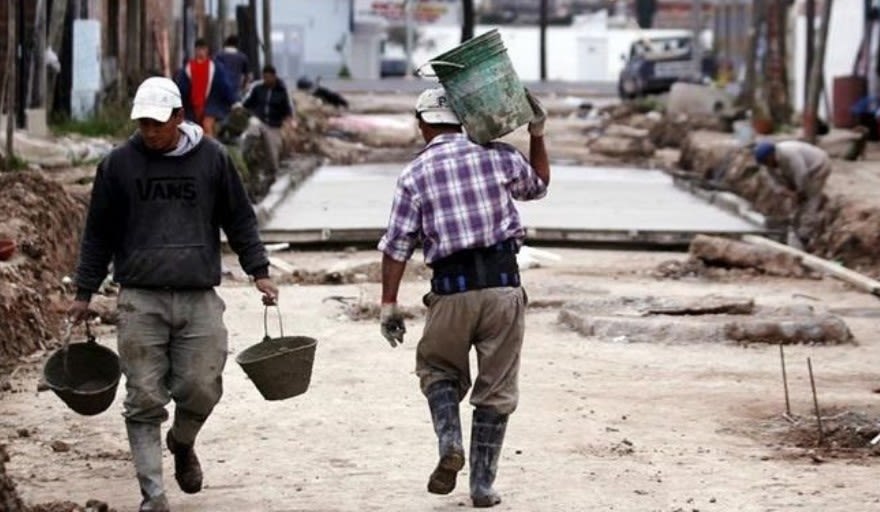 La informalidad laboral retrocede en casi la mitad de los sectores privados 