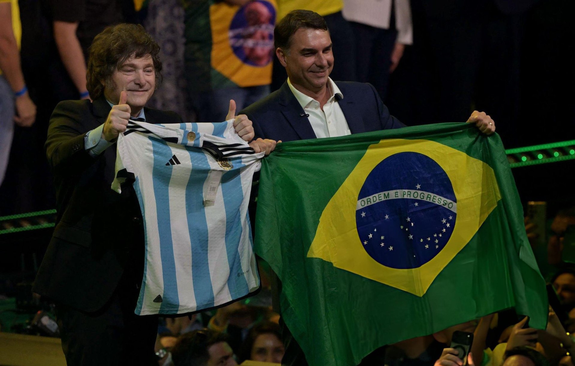 Javier Milei criticó al presidente de Brasil y sostuvo que Flávio Bolsonaro "es el único capaz de pararlo"