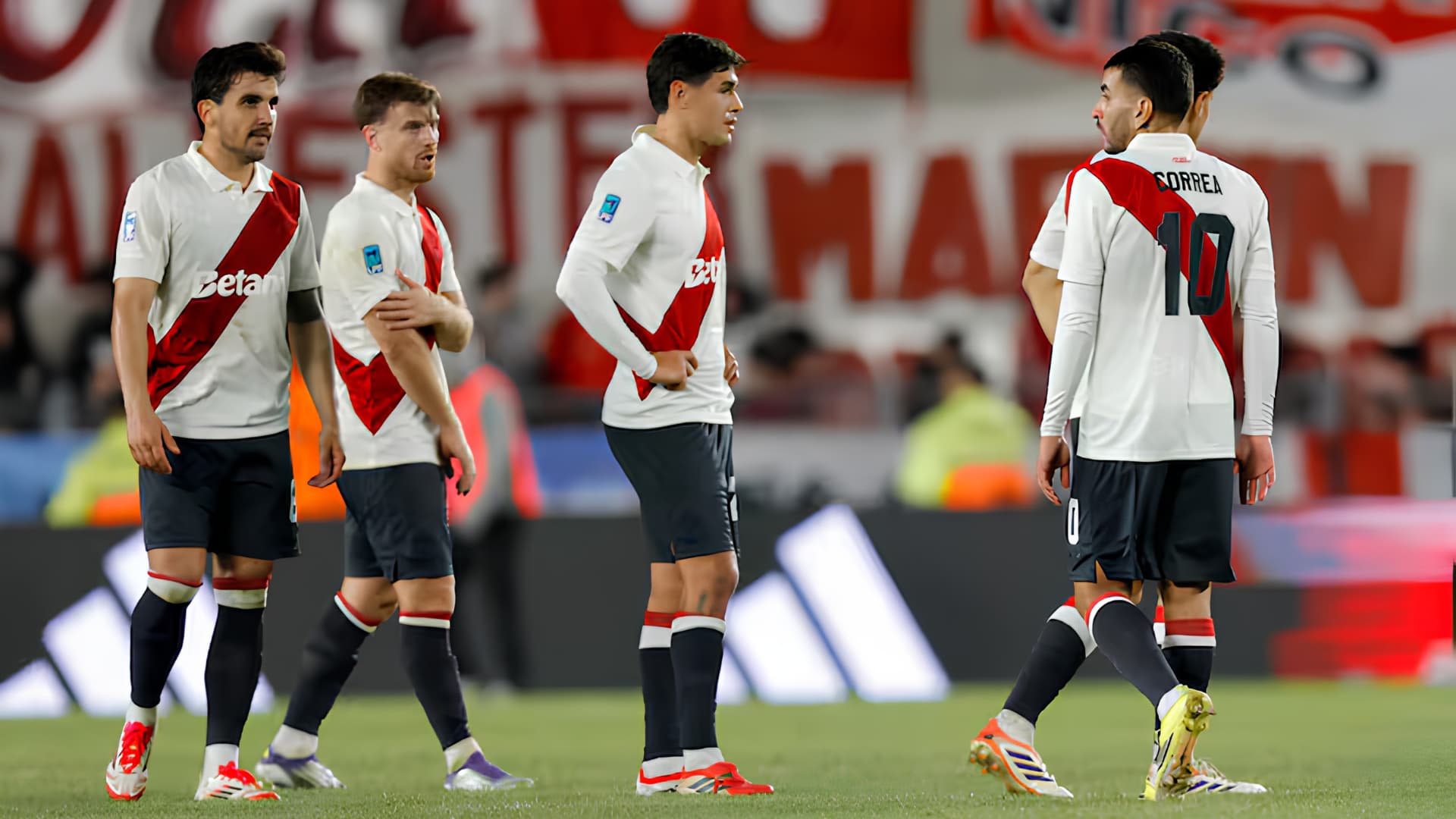 Con gusto a poco: los debuts de Otamendi y Correa no evitaron la caída de River