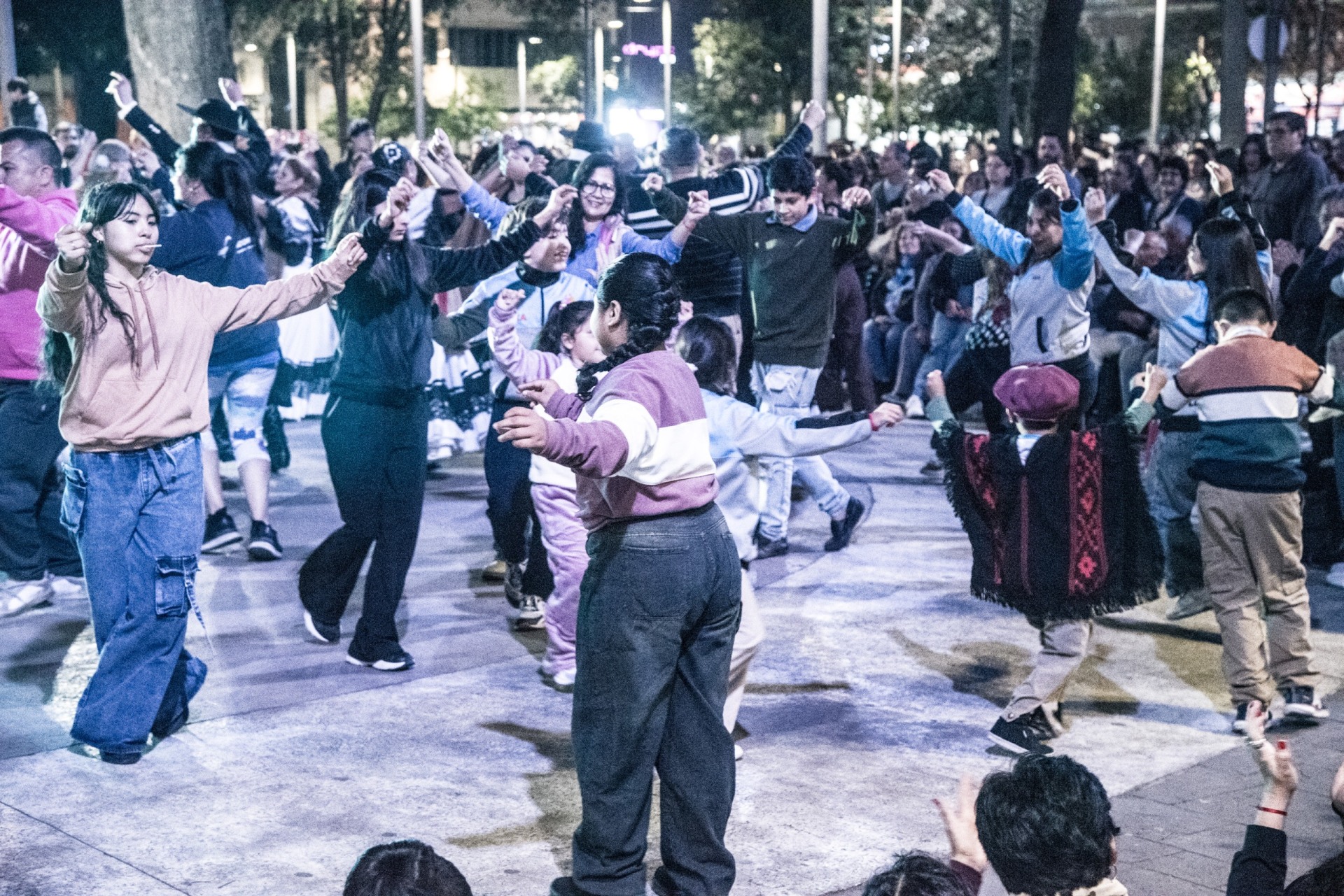 Vecinos y turistas disfrutaron de una noche a puro folclore en la Plaza Independencia