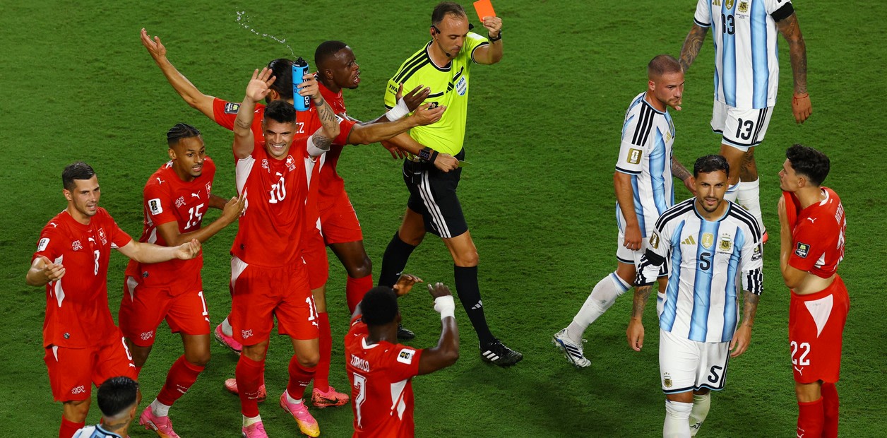 ¿Hubo error o no? IFAB y FIFA se contradicen por la expulsión de Embolo contra Argentina