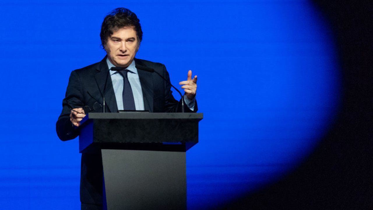 Javier Milei habilitó por decreto expulsar a los extranjeros que agravien al país o a sus ciudadanos