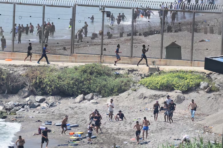 España moviliza al ejército tras el arribo masivo de migrantes a Ceuta y el cierre de fronteras en Melilla