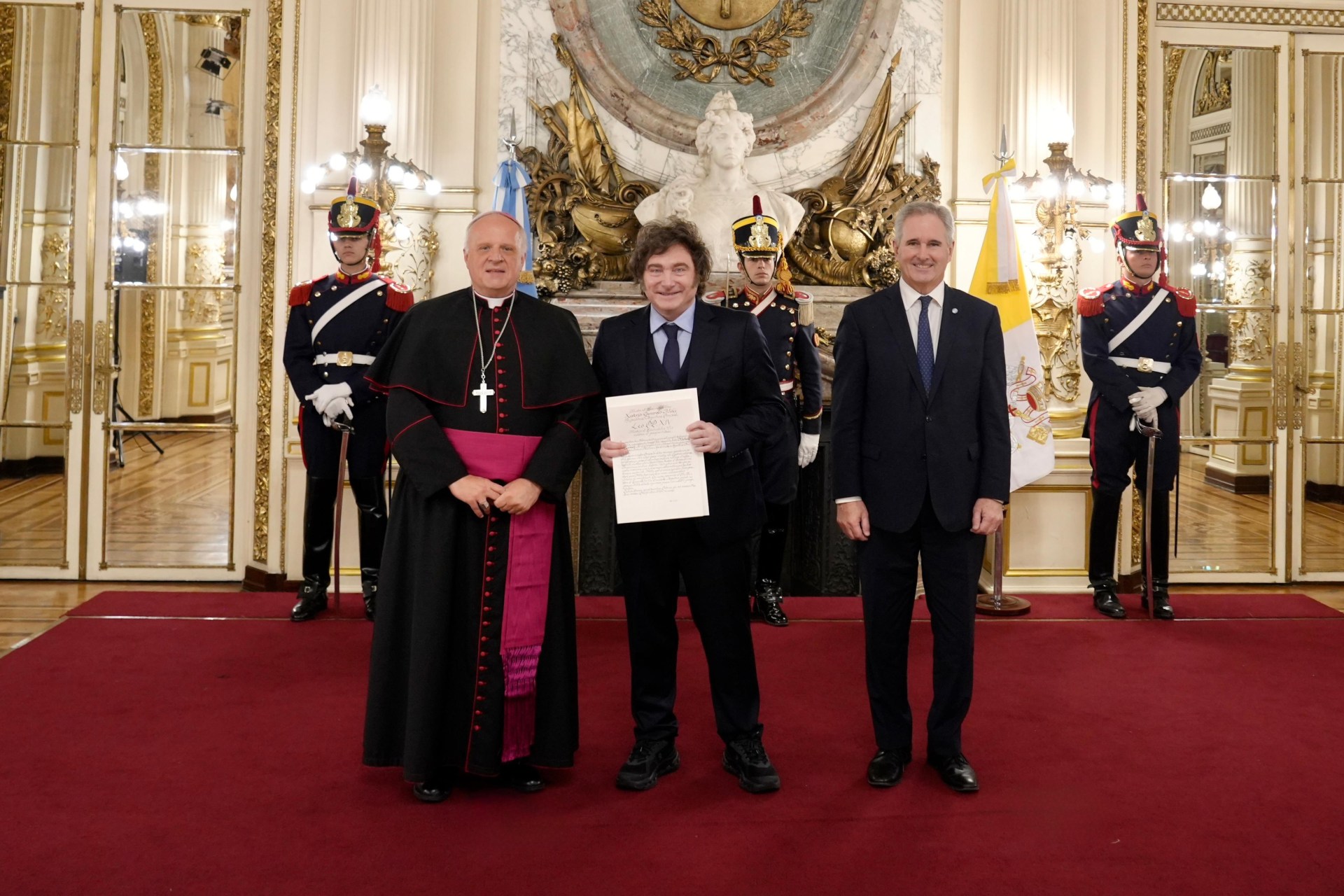 Javier Milei recibió al embajador del Vaticano: crece la expectativa por el viaje del Papa León XIV a Argentina