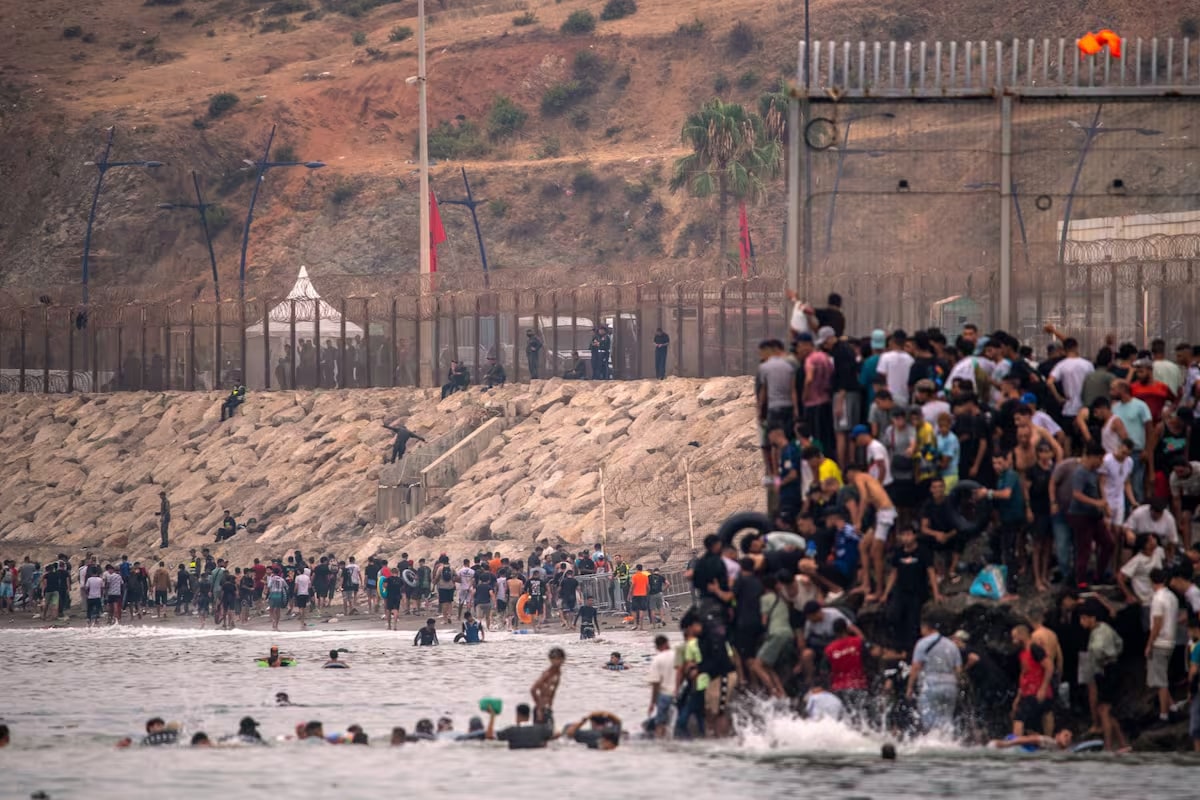 Tragedia y desescalada: ascienden a 57 los muertos por la masiva ola migratoria en Ceuta