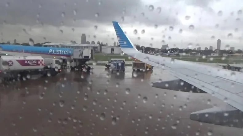 Caos en los aeropuertos: las fuertes tormentas provocaron demoras y cancelaciones en Ezeiza y Aeroparque