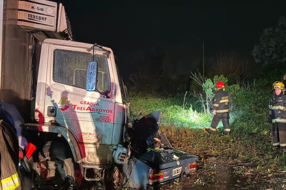 Fuerte choque en la Ruta 192: siete muertos al impactar un auto repleto de pasajeros contra un camión