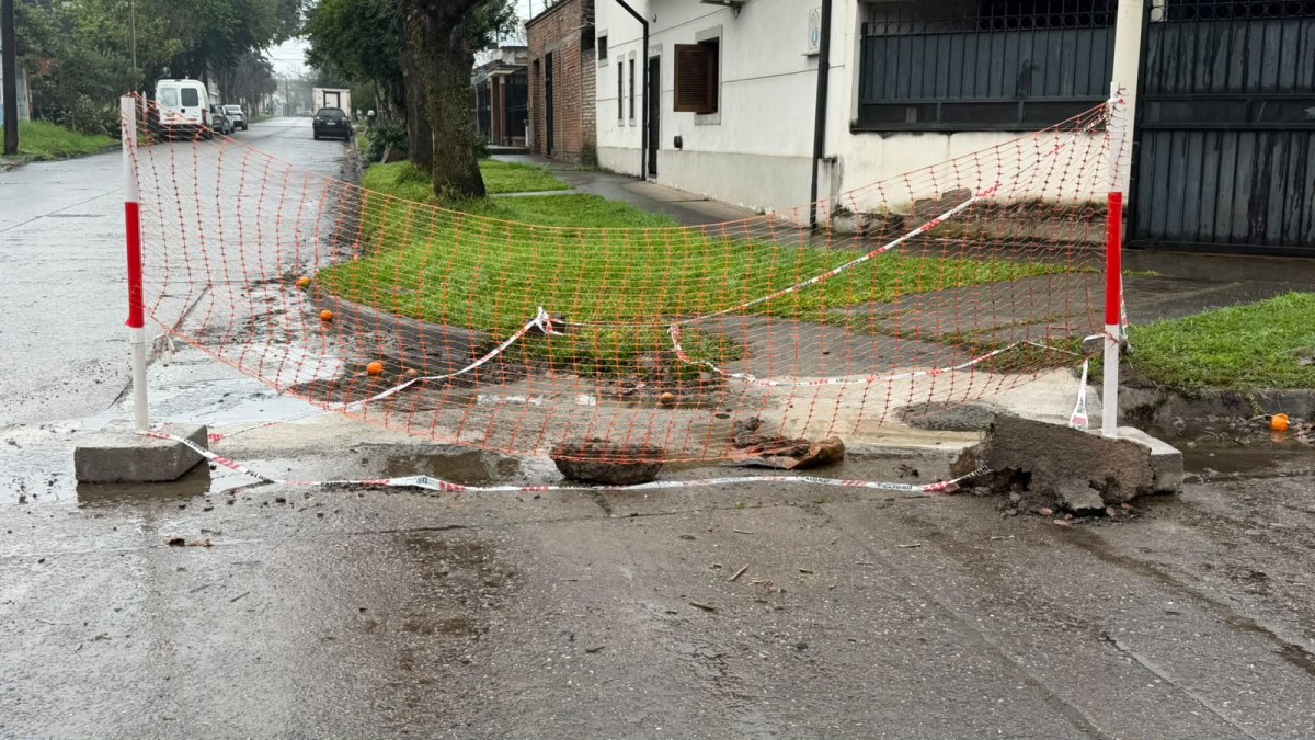 Luego de las reparaciones la zona esta señalada y restringida.jpg Luego de las reparaciones la zona esta señalada y restringida.jpg