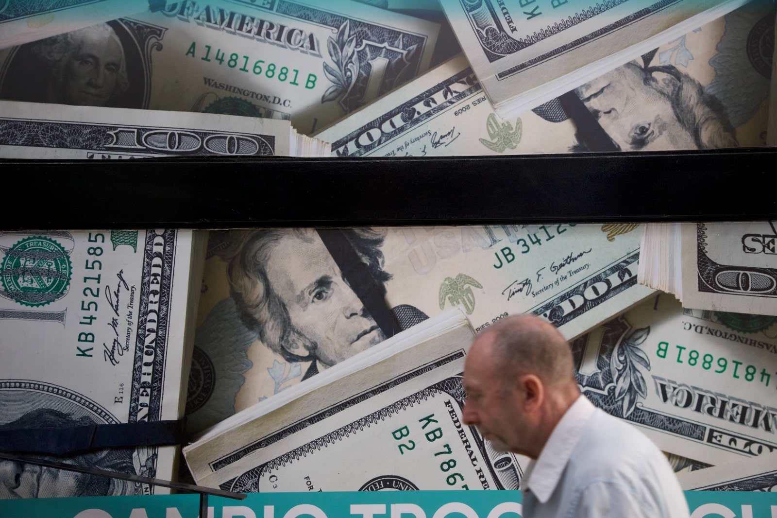 Los préstamos en dólares avanzan y el financiamiento en pesos sigue quieto