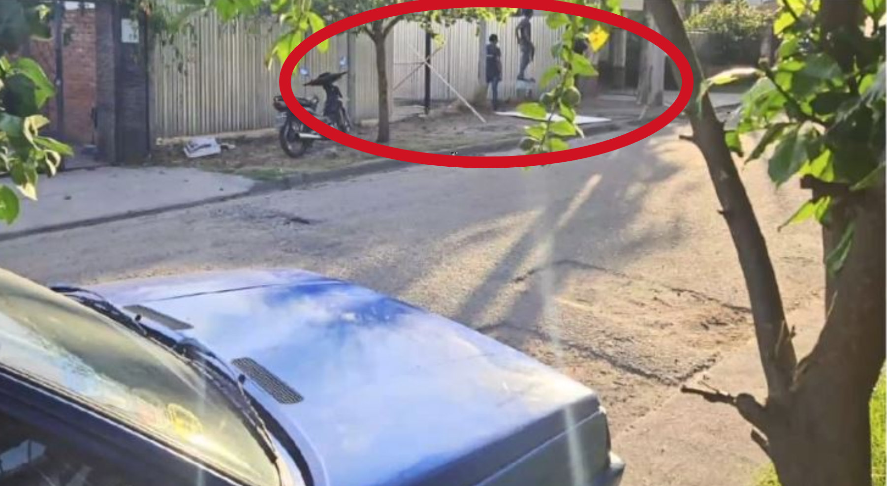 Para ampliar su casa, corrió a su vecino, construyó un portón con candado y se quedó con su propiedad