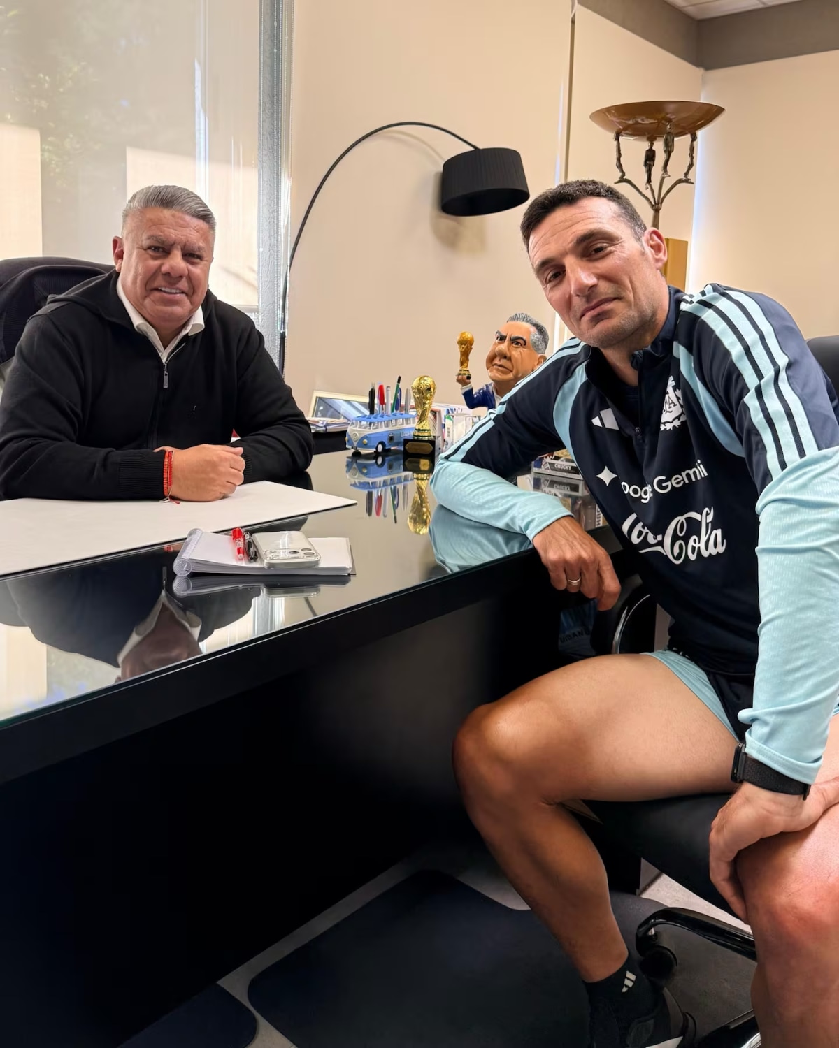 lionel-scaloni-llego-a-la-argentina-se-saco-una-foto-con-chiqui-tapia-y-se-prepara-para-dar-la-lista-de-convocados-para-el-mundial-foto-igchiquitapia-BHFX54X5IZEWDGVERCNJYDJKMA.avif