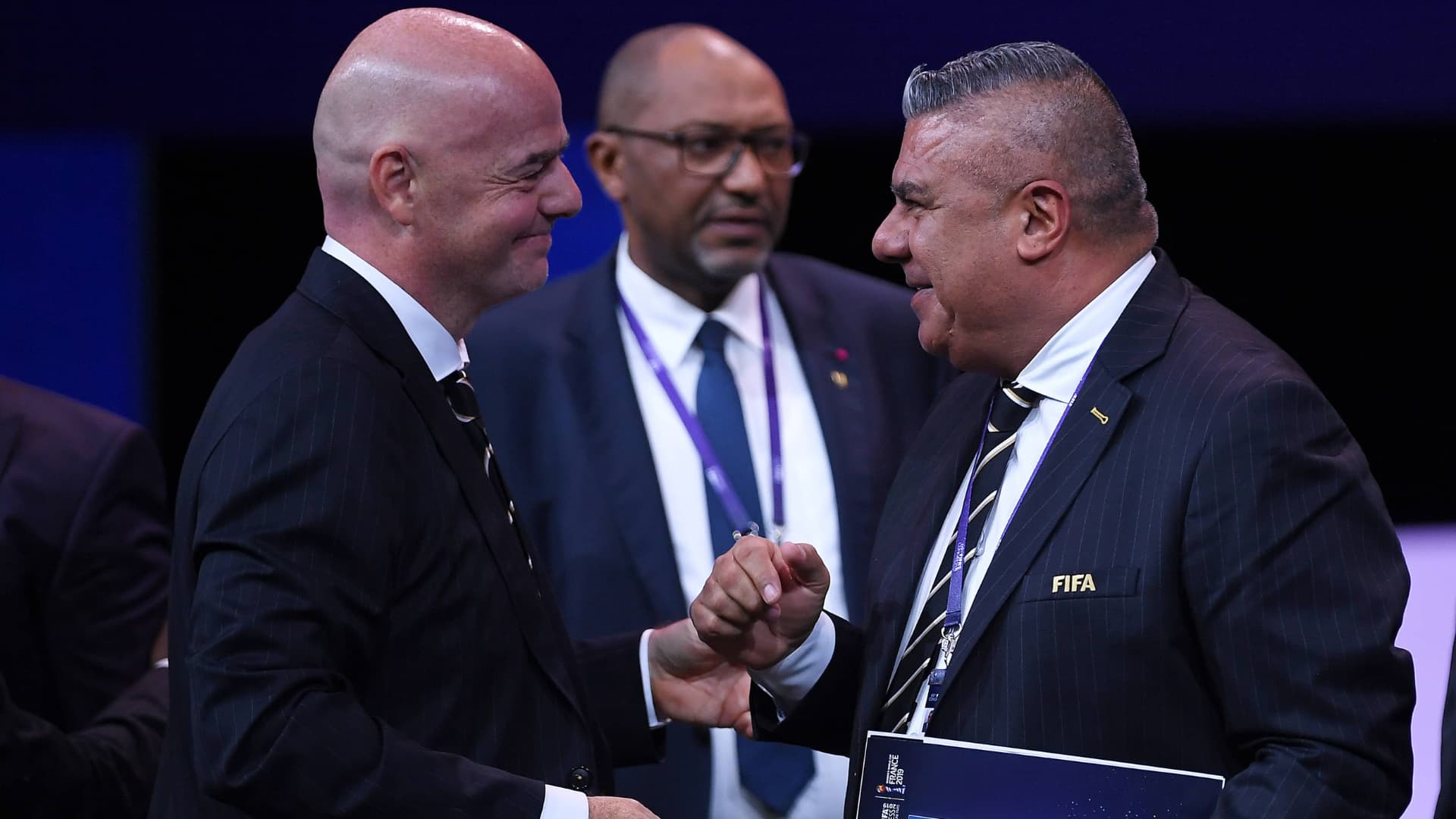 Claudio "Chiqui" Tapia se calzó la camiseta de Infantino en su hora más difícil