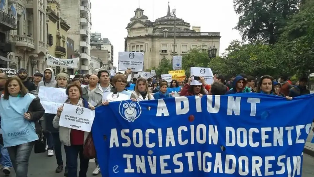 Docentes y no docentes universitarios convocaron a un paro nacional para el 12 de agosto y el Gobierno calificó la medida de "prematura"