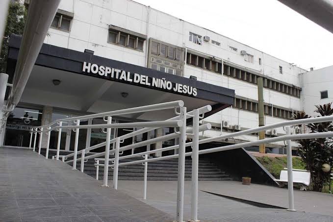 Dieron de alta al niño de tres años que cayó en un pozo de la SAT con líquidos cloacales en Villa Luján