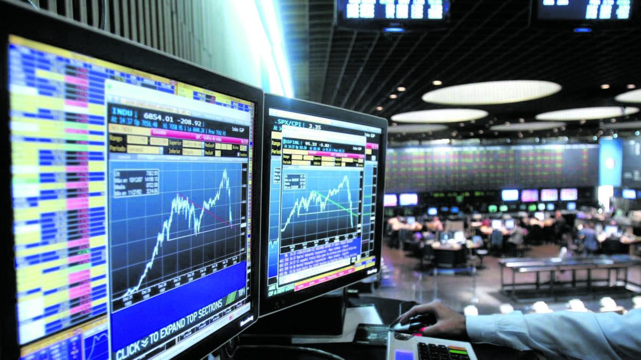 La Bolsa argentina bajó por sexta rueda consecutiva y el riesgo país tocó un máximo desde junio