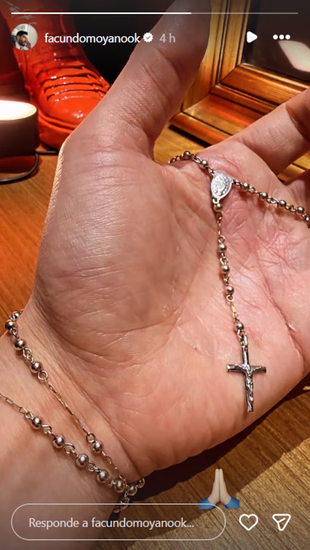 Captura de la historia publicada por Facundo Moyano en su cuenta de Instagram con un rosario.avif