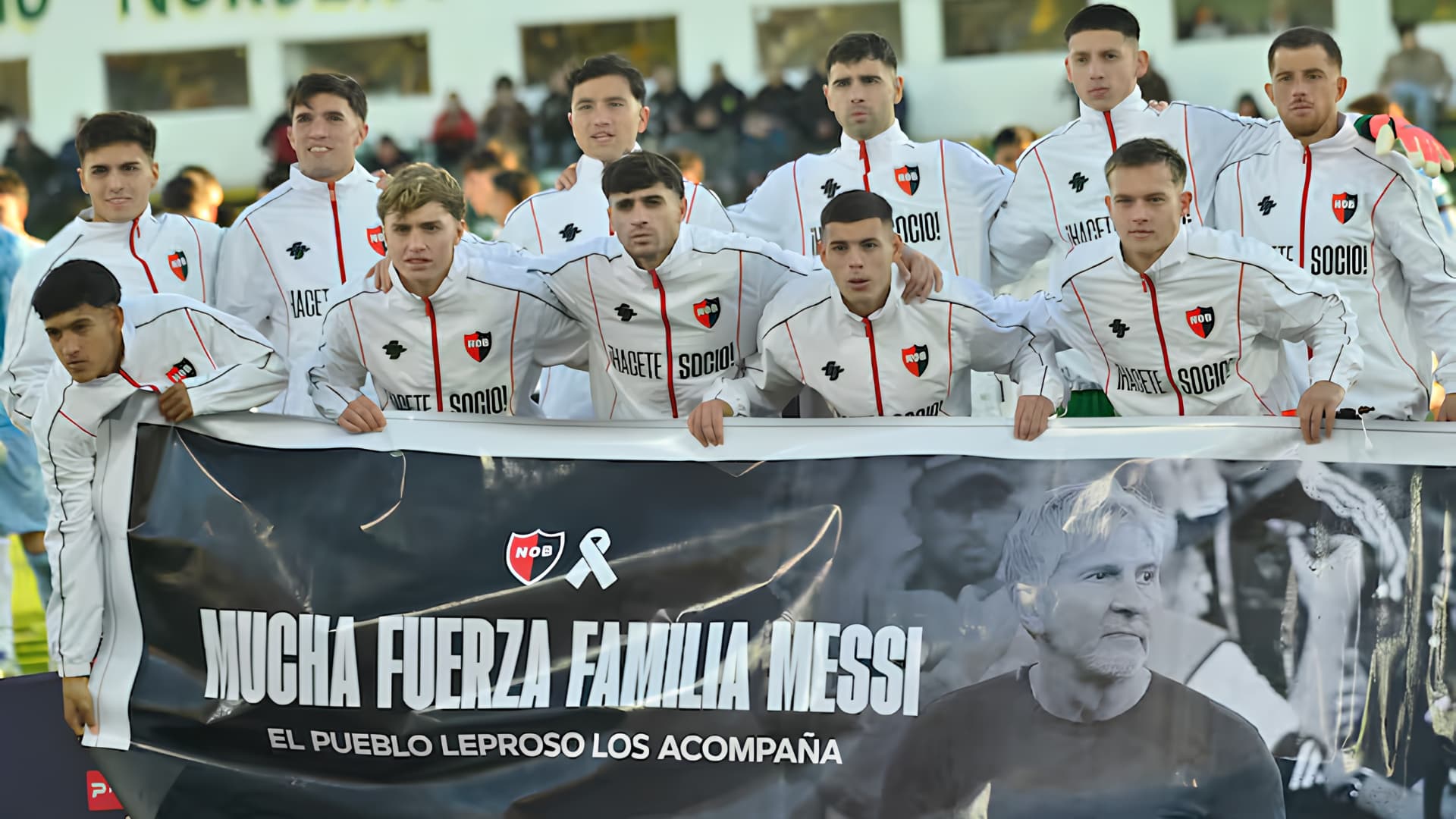 Newell's abrazó a la familia Messi en un homenaje cargado de emoción