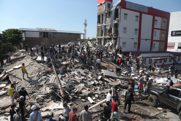 Un fuerte terremoto de magnitud 7,4 azotó Colombia y dejó al menos veintidós muertos