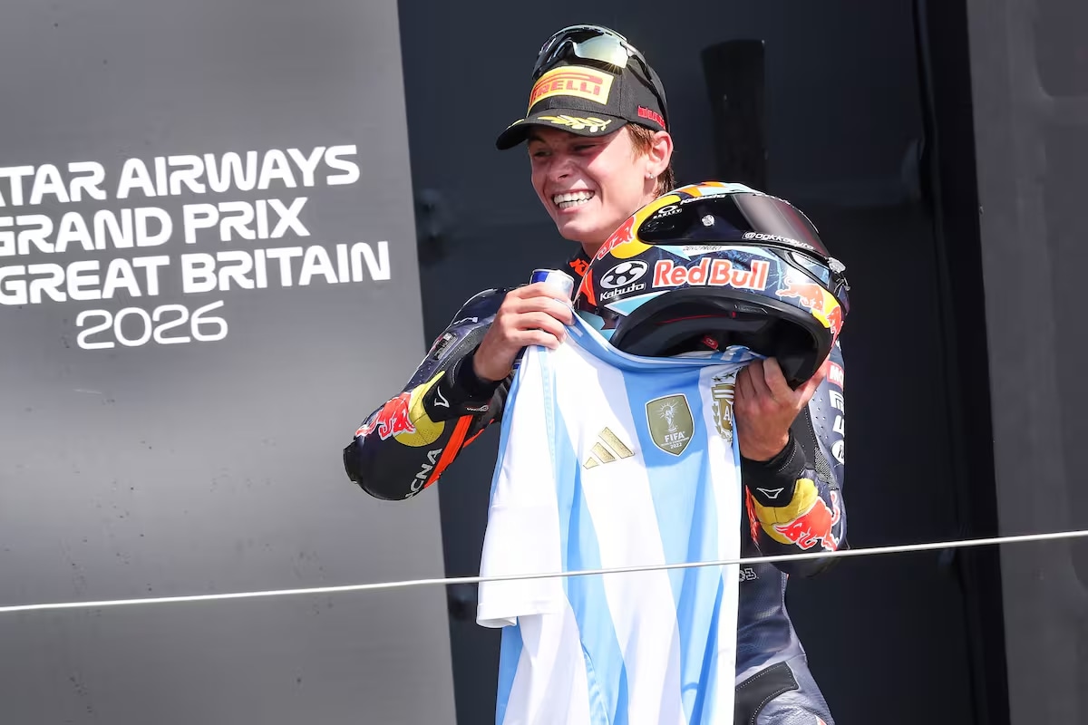 Con una gran maniobra sobre el final, Valentín Perrone volvió al podio en Moto3