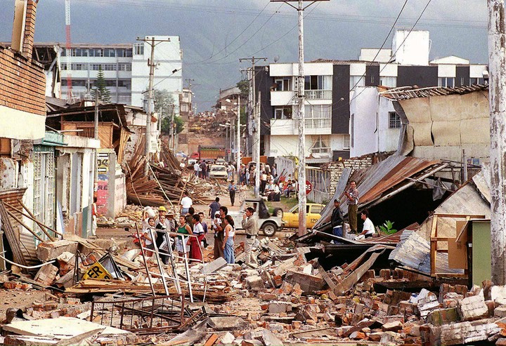 Ascienden a 130 los muertos por el sismo en Colombia y el Gobierno declara el estado de desastre nacional