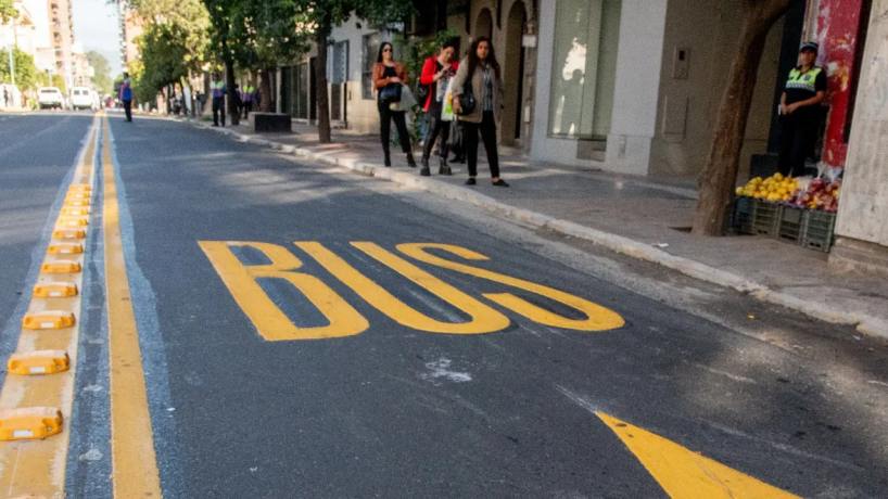 Solo dos de las 14 líneas de colectivos cumplen con la frecuencia óptima en la Capital