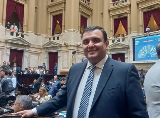 Huesen festejó el arancelamiento de la salud para los extranjeros no residentes