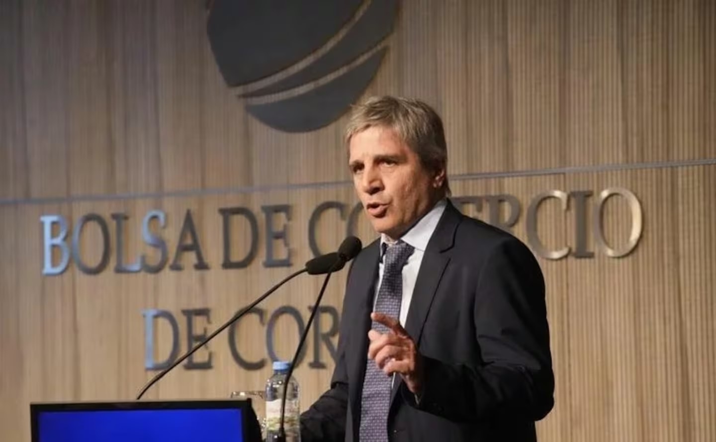 Luis Caputo defendió el programa económico y aseguró que en 2027 “el Presidente reelige”