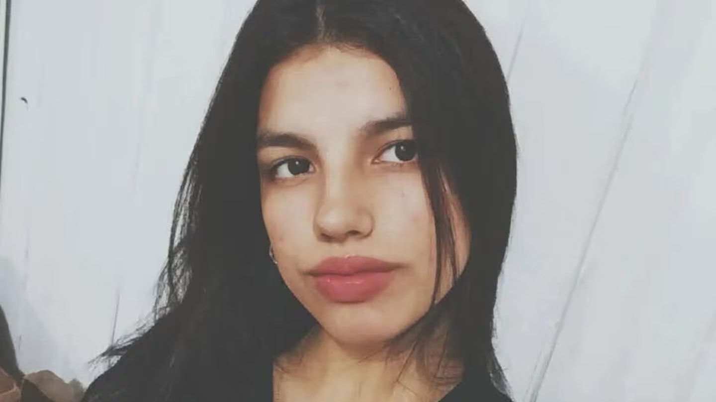 El análisis de un teléfono celular derivó en el arresto de un adolescente por el homicidio de su compañera de escuela