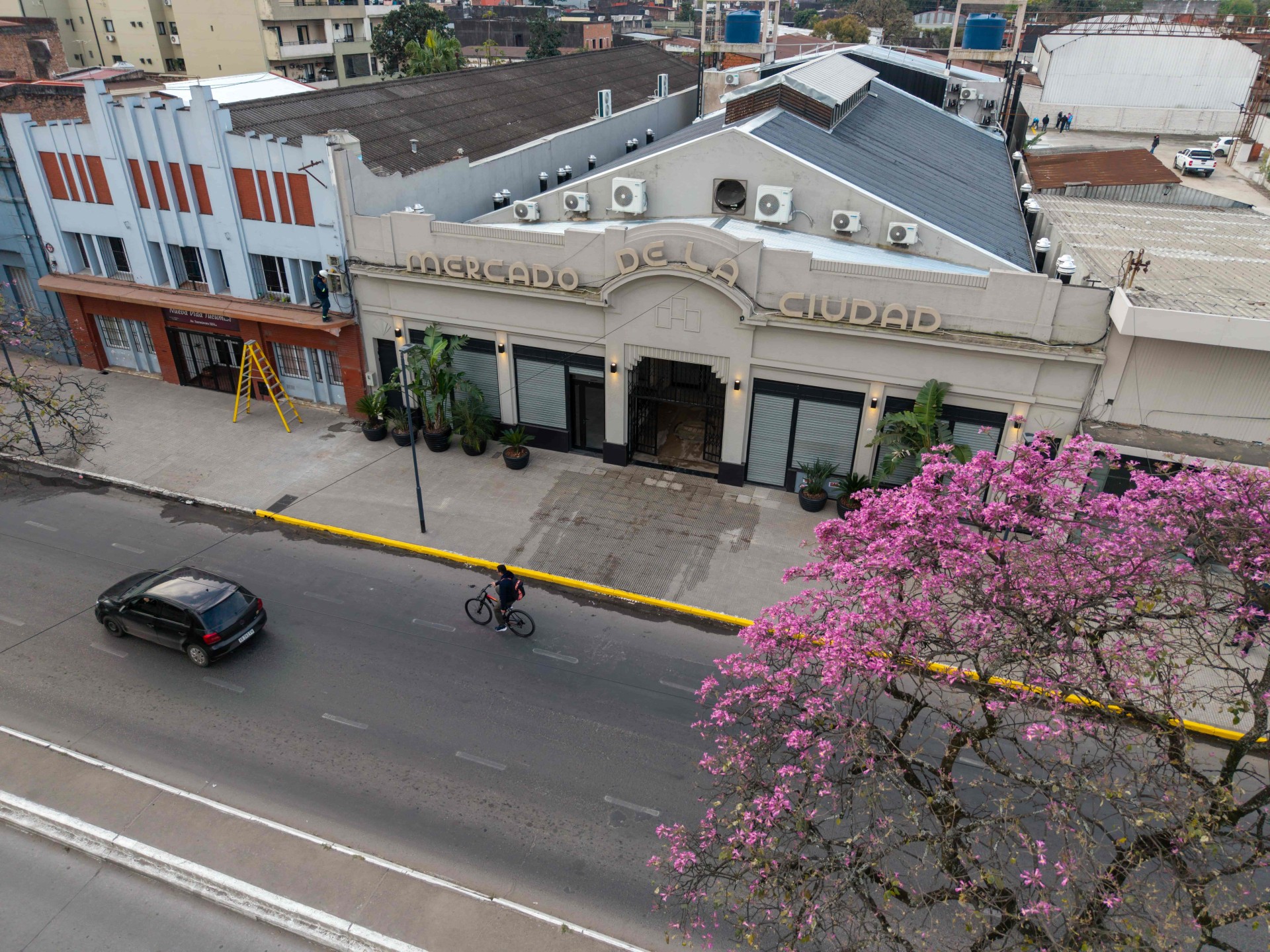 Sin puesteros pero con asistencia casi perfecta del peronismo: así se inauguró el Mercado de la Ciudad 