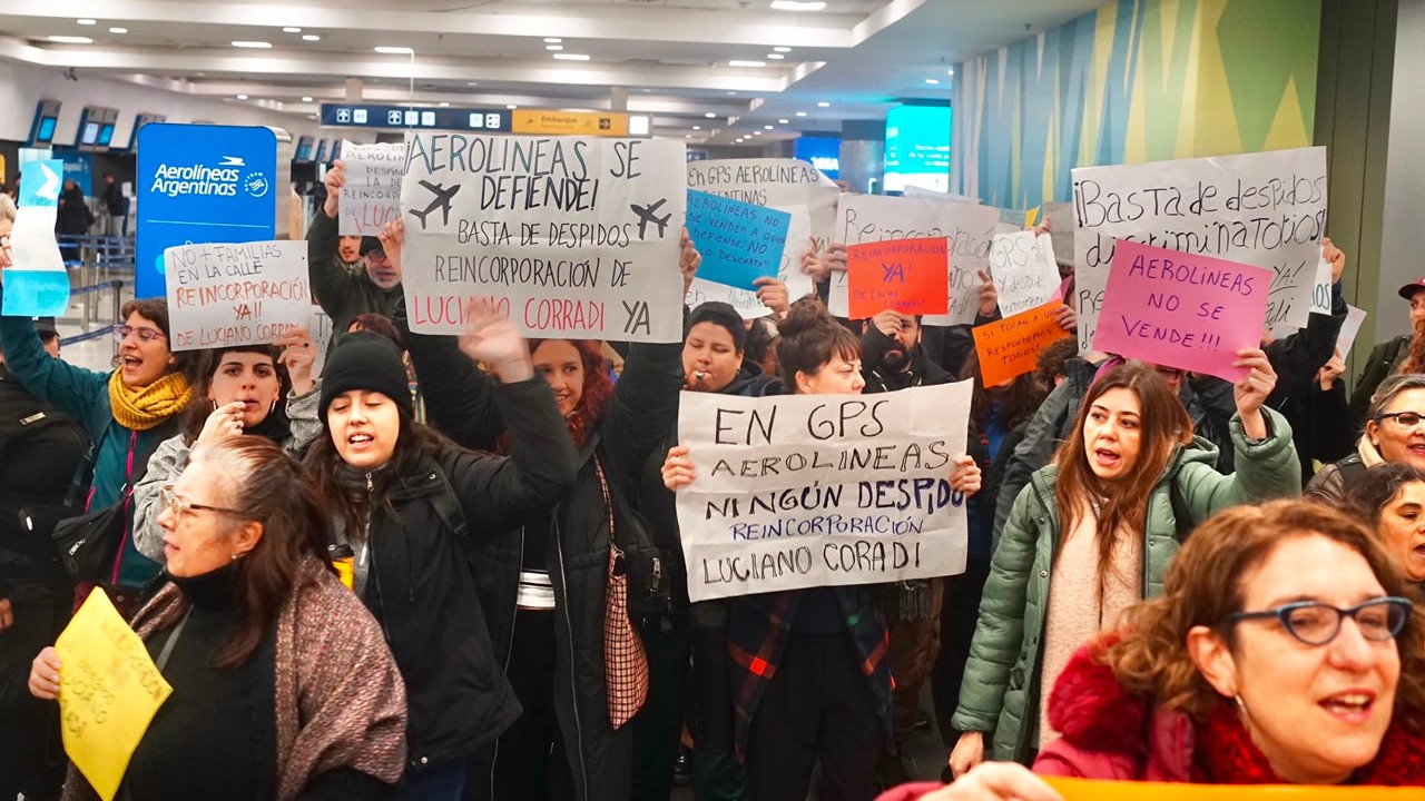 Una protesta en Aeroparque provocó demoras y largas filas en la previa del fin de semana largo