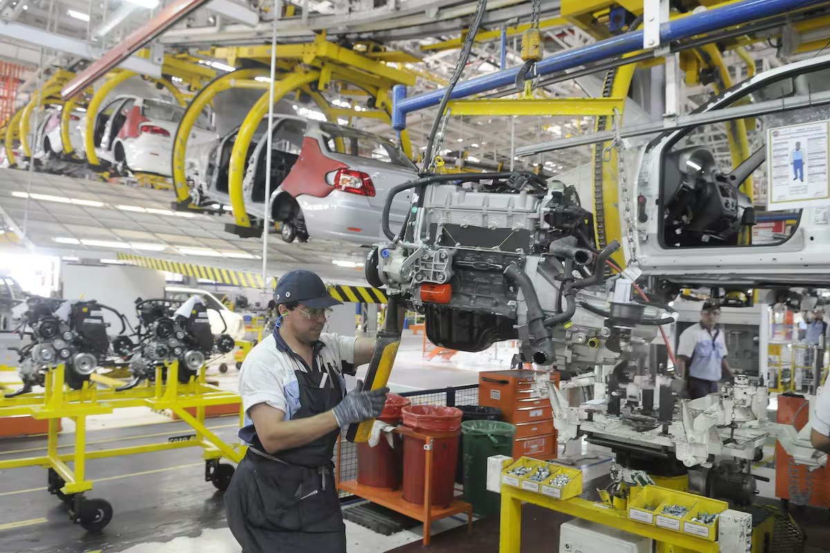 La capacidad instalada crece poco y los sectores textil y automotriz siguen rezagados