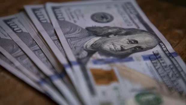 El dólar mayorista bajó a $1.489 y volvió a alejarse de los $1.500