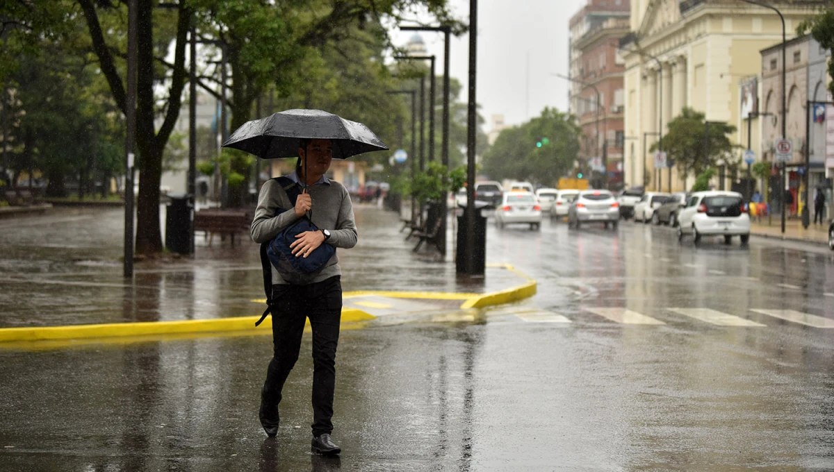 Las temperaturas bajas y las precipitaciones continuarán durante el martes en la capital provincial