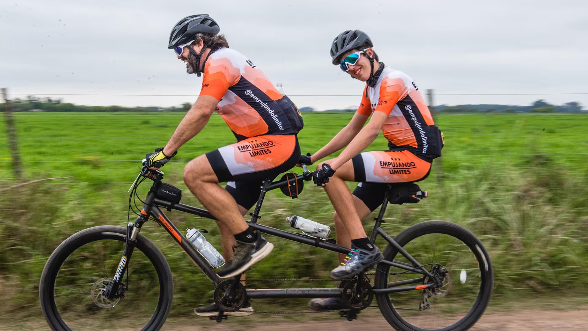 Una bicicleta para dos: ya donaron 100 tándems y en Tucumán se pedalea todos los sábados