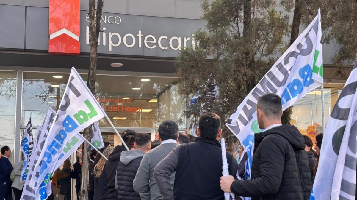 bancarios reclamando frente al banco hipotecario.jpeg