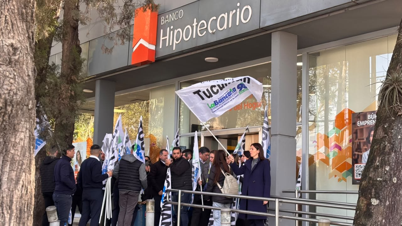 La Bancaria protestó contra el cierre de la sucursal del Banco Hipotecario en Tucumán