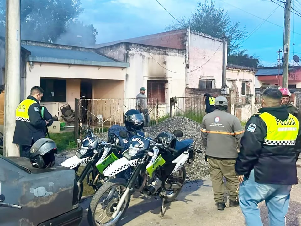 Policías y un vecino salvaron a un hombre atrapado en un incendio en Bella Vista
