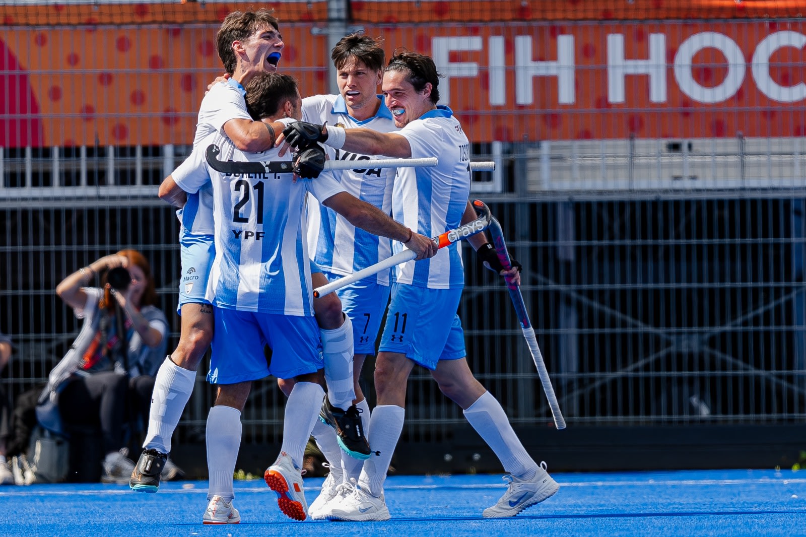 Los Leones golearon a Nueva Zelanda y se metieron en segunda ronda de la Copa del Mundo